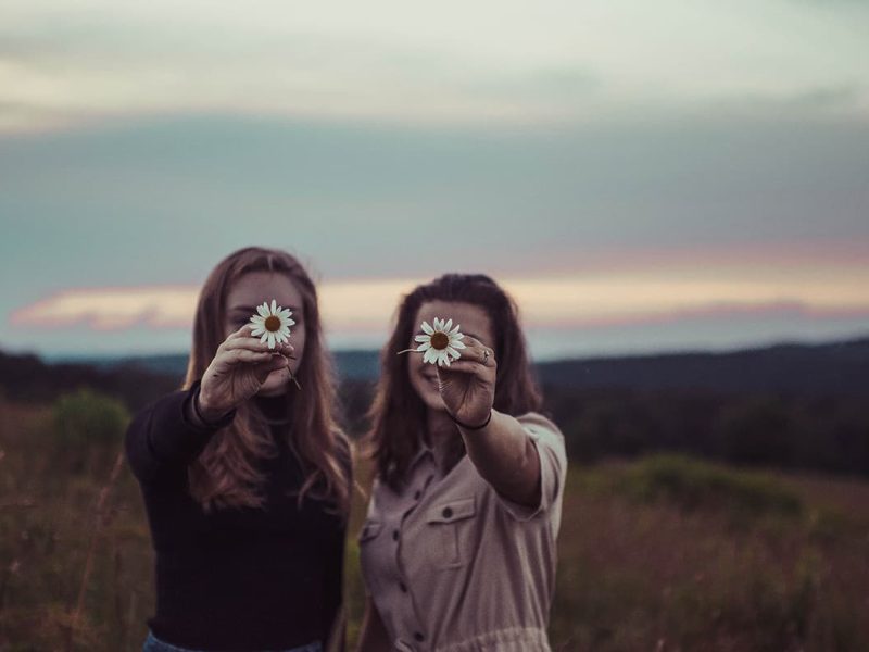 two friends with daisies